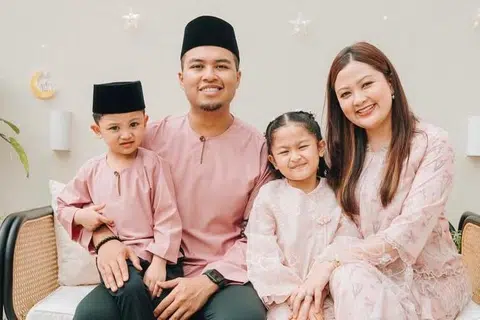 Pelakon, usahawan dan ejen hartanah, Lydia Izzati, tidak melepaskan peluang menyambut Aidilfitri penuh meriah di samping anak dan suami, (dari kiri) Emir Ilyas, Zaki Affandi dan Eliya Izara, meskipun sibuk menguruskan perniagaan, Satay Ummi.