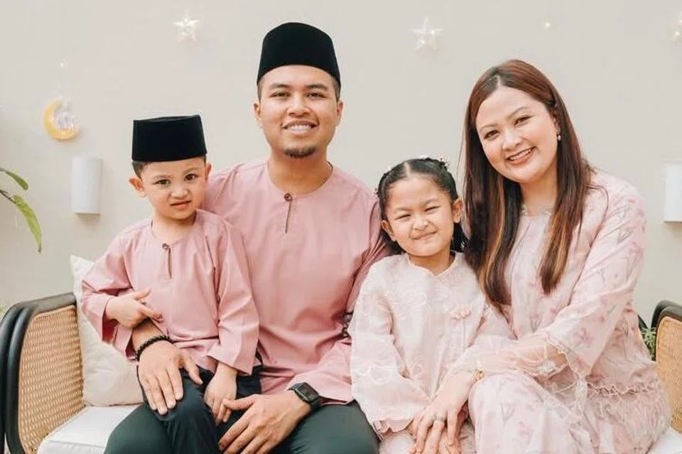 Pelakon, usahawan dan ejen hartanah, Lydia Izzati, tidak melepaskan peluang menyambut Aidilfitri penuh meriah di samping anak dan suami, (dari kiri) Emir Ilyas, Zaki Affandi dan Eliya Izara, meskipun sibuk menguruskan perniagaan, Satay Ummi.