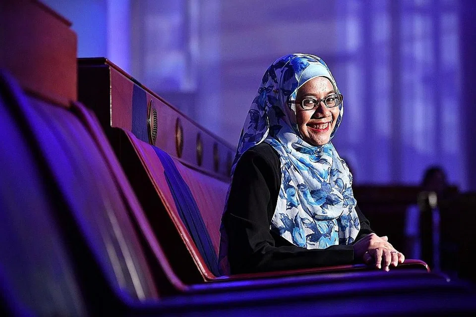 MAHU TERUS MENTERJEMAH: Cik Nur El-Hudaa Jaffar (gambar atas) menerima geran TTDS yang akan digunakannya untuk mengikuti kuliah berkaitan terjemahan dan nahu Bahasa Melayu di SUSS. - Foto BH oleh LIM YAOHUI