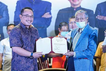 PERKENAL CALON BEBAS DI PILIHAN RAYA KECIL: Tun Dr Mahathir Mohamad selepas memperkenalkan Encik Amir Khusyairi Mohamad Tanusi (kiri), calon yang bertanding atas tiket bebas mewakili parti baru Pejuang di Pilihan Raya Kecil Dewan Undangan Slim di Slim River, malam kelmarin. - Foto MALAY MAIL