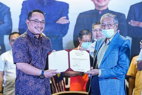 PERKENAL CALON BEBAS DI PILIHAN RAYA KECIL: Tun Dr Mahathir Mohamad selepas memperkenalkan Encik Amir Khusyairi Mohamad Tanusi (kiri), calon yang bertanding atas tiket bebas mewakili parti baru Pejuang di Pilihan Raya Kecil Dewan Undangan Slim di Slim River, malam kelmarin. - Foto MALAY MAIL