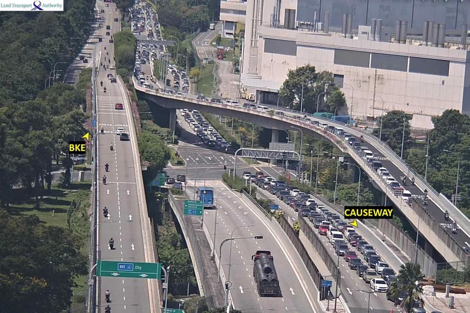 Pihak Berkuasa Imigresen dan Pusat Pemeriksaan (ICA) menyatakan bahawa terdapat “kesesakan keluar (Singapura) yang amat teruk” di pusat pemeriksaan Woodlands dan Tuas pada pagi 3 Mei.