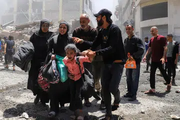 Para penduduk membantu mereka yang terjejas akibat pengeboman tentera Israel di Bandar Gaza pada 30 Mei 2025.