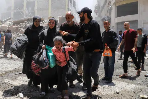Para penduduk membantu mereka yang terjejas akibat pengeboman tentera Israel di Bandar Gaza pada 30 Mei 2025.