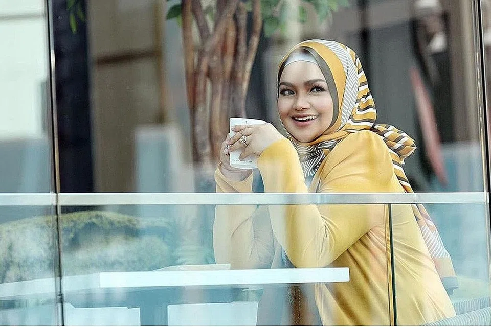 NIKMAT KESABARAN: Datuk Seri Siti Nurhaliza begitu teruja album barunya 'ManifestaSITI2020' yang tertunda sebelum ini bakal dilancarkan Jumaat ini sebagai meluahkan perjalanan seni dan impiannya sejak berkecimpung dalam bidang hiburan sejak 1995. - Foto INSTAGRAM DATUK SERI SITI NURHALIZA