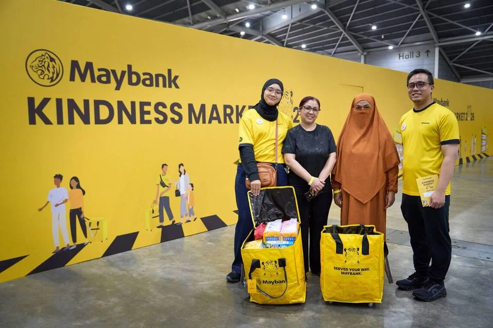 Penerima manfaat Kindness Market Maybank Singapore diberi kredit bernilai $100 untuk memilih sendiri barangan runcit dan keperluan harian mengikut keperluan masing-masing, dengan sukarelawan Maybank membantu mereka sebagai ‘personal shopper’.  (Dari kiri) Pakar Kekayaan Islam, Cik Rufaidah Mohd Kamal; dua penerima manfaat, Cik Siti Norasikin Mohd Shah, 43 tahun dan Cik Hardawati Binte Abdul Rahman, 50 tahun; serta Ketua Strategi Berasaskan Nilai dan Impak (Serantau), Pengurusan Kekayaan Islam Kumpulan, Maybank Singapura, Encik Zul Hakim Jumat.