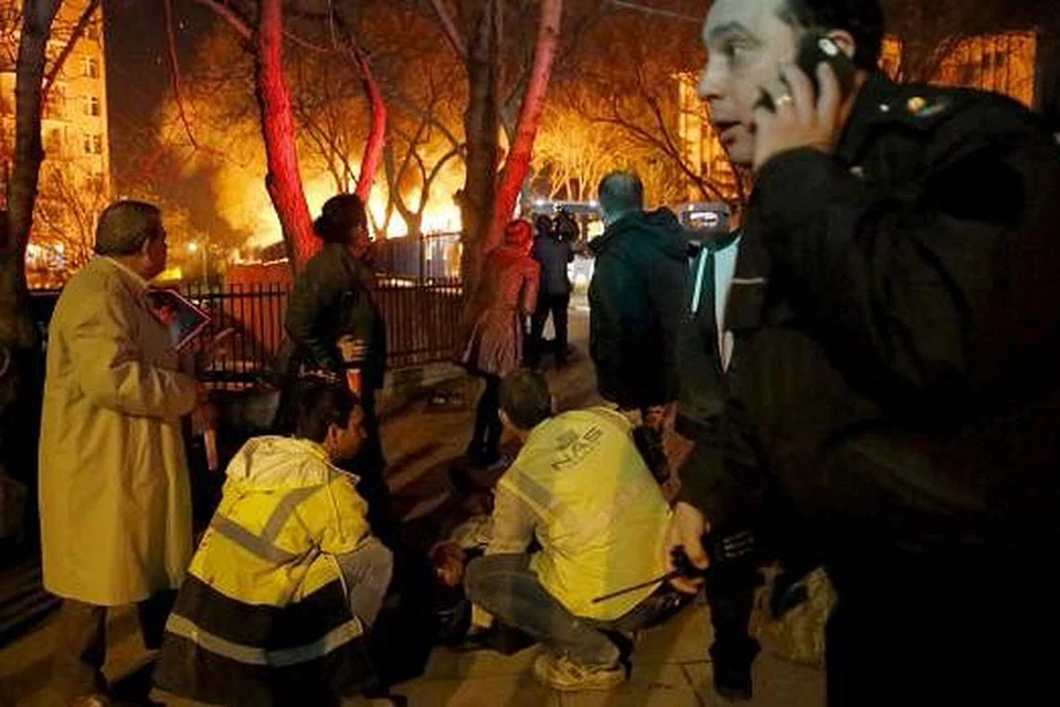 Pekerja kecemasan membantu mangsa yang cedera dalam serangan di Ankara di Turkey pada Rabu (17 Feb). Gambar REUTERS 