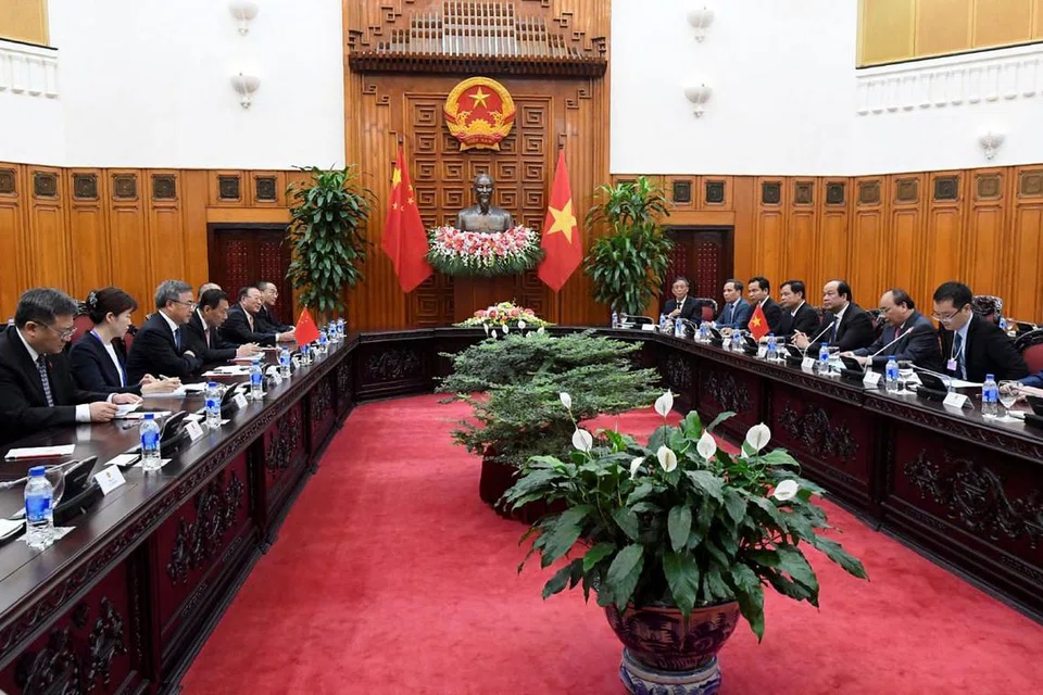 MESYUARAT: Naib Perdana Menteri China Hu Chunhua (tiga dari kiri) dan Perdana Menteri Vietnam Nguyen Xuan Phuc (dua dari kanan) mengadakan pertemuan di Pejabat Pejabat di Hanoi pada 11 September 2108 di luar Forum Ekonomi Dunia mengenai ASEAN. - Foto REUTERS 