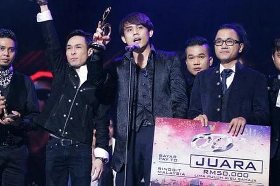 KEJAYAAN YANG DIHARAPKAN RAMAI: Setelah Akim & The Majistret gagal masuk ke peringkat akhir Anugerah Juara Lagu (AJL) pada tahun lalu mahupun merebut sebarang pencapaian dalam Anugerah Planet Muzik (APM), kumpulan tersebut telah membuktikan keupayaannya menerusi lagu Potret, yang berjaya meraih gelaran juara AJL30 kelmarin. - Foto THE MALAY MAIL ONLINE