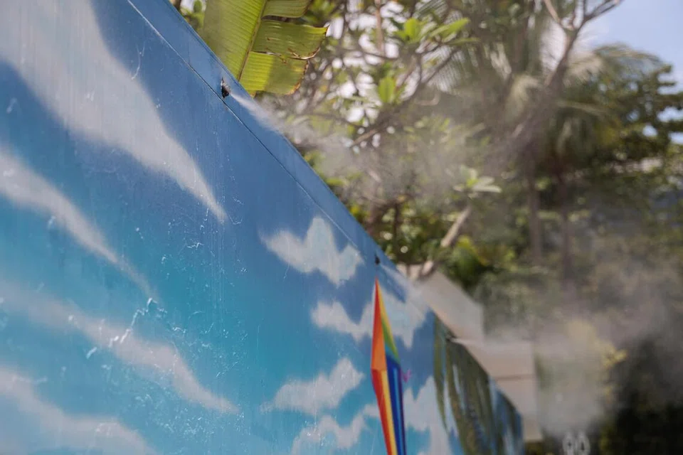 Mural ini disalut dengan cat dingin memantul haba yang mampu menurunkan suhu permukaan sehingga 2 darjah Celsius, serta dilengkapi sistem semburan air.