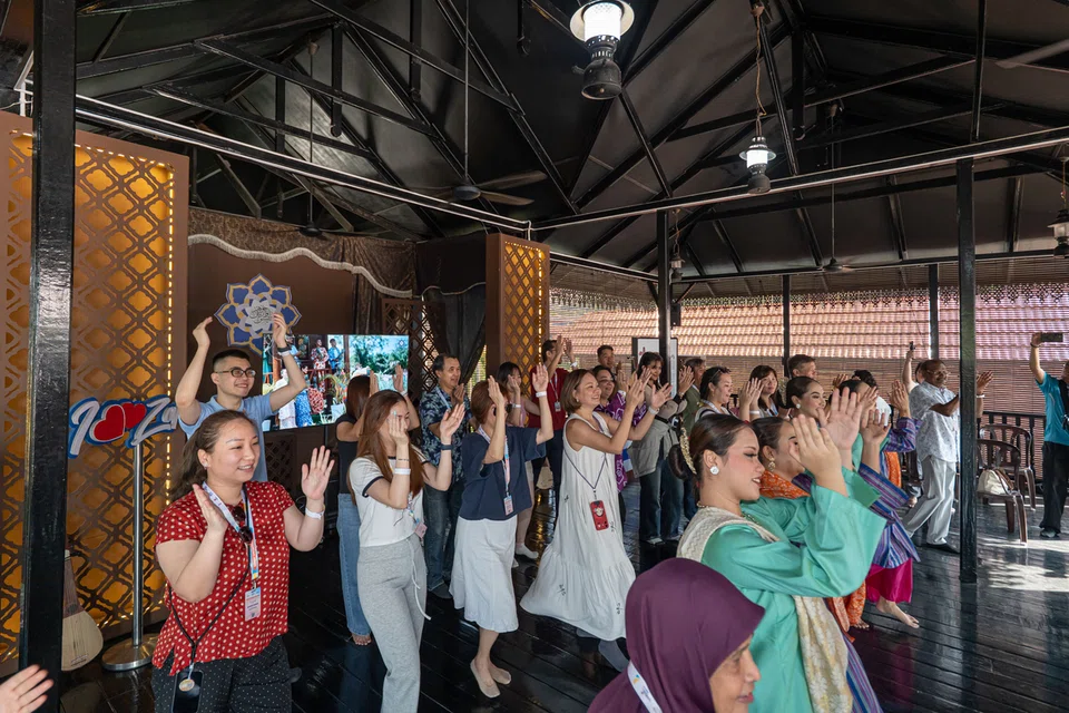 Wakil syarikat pelancongan mempelajari tarian zapin bersama penari-penari Kompleks Warisan Sultan Abu Bakar.