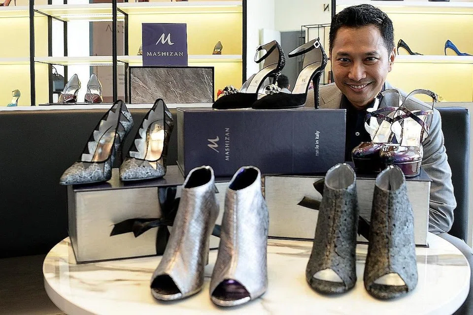 BERSANDARKAN PENGALAMAN TERBITKAN DOKUMENTARI: Encik Mashizan Masjum meraih ilham mereka kasut wanita daripada pengalaman peribadi termasuk tatkala melihat lahar gunung berapi yang berkerak dan menakutkan di Hawaii. - Foto ZAINAL YAHYA