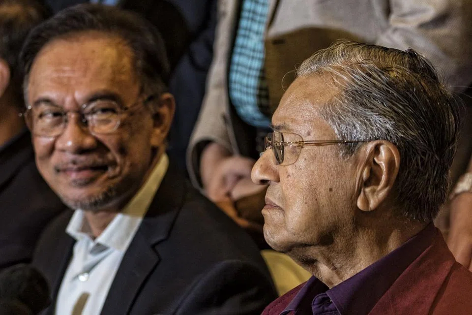 Perdana Menteri Malaysia, Dr Mahathir (kanan) bersama dengan Datuk Seri Anwar Ibrahim sewaktu di persidangan media. Foto: EPA-EFE.