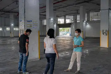 TEMPAT ALTERNATIF SESUAI: Cik Fu (kanan) berkata tempat pengagihan alternatif di Pasir Panjang boleh menggantikan mana-mana pelabuhan perikanan yang ditutup bagi jangka pendek, supaya rantaian bekalan makanan di negara ini tidak teruk terganggu. - Foto MSE