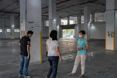 TEMPAT ALTERNATIF SESUAI: Cik Fu (kanan) berkata tempat pengagihan alternatif di Pasir Panjang boleh menggantikan mana-mana pelabuhan perikanan yang ditutup bagi jangka pendek, supaya rantaian bekalan makanan di negara ini tidak teruk terganggu. - Foto MSE