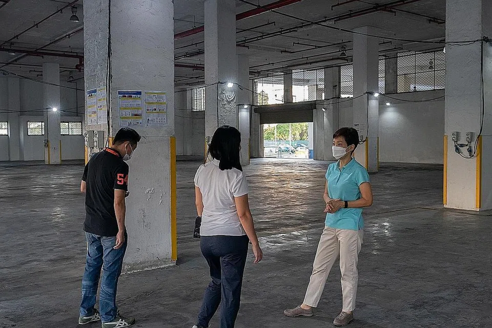 TEMPAT ALTERNATIF SESUAI: Cik Fu (kanan) berkata tempat pengagihan alternatif di Pasir Panjang boleh menggantikan mana-mana pelabuhan perikanan yang ditutup bagi jangka pendek, supaya rantaian bekalan makanan di negara ini tidak teruk terganggu. - Foto MSE