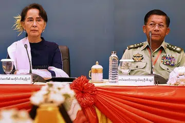 Cik Aung San Suu Kyi (gambar atas).