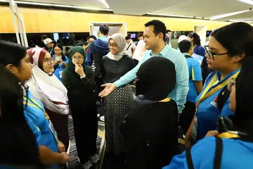 Timbalan Pengerusi Yayasan Mendaki, Encik Zaqy Mohamad (dua dari kanan); bersama Cik Zuraidah Abdullah, Ketua Pegawai Eksekutif Yayasan Mendaki (tiga dari kanan), berinteraksi dengan belia di acara, ‘Pathways to Success: Shaping YOUth’s Future’, di Pusat Konvensyen dan Pameran Suntec Singapura, pada 22 Februari.
