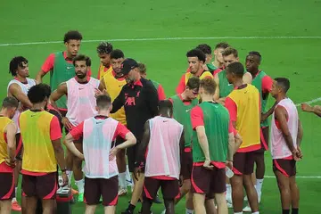 SIAP SEDIA: Pengurus Liverpool, Jurgen Klopp, memberi arahan kepada pemainnya dalam satu latihan terbuka di Stadium Negara malam semalam. - Foto BH oleh ZULAIQAH ABDUL RAHIM