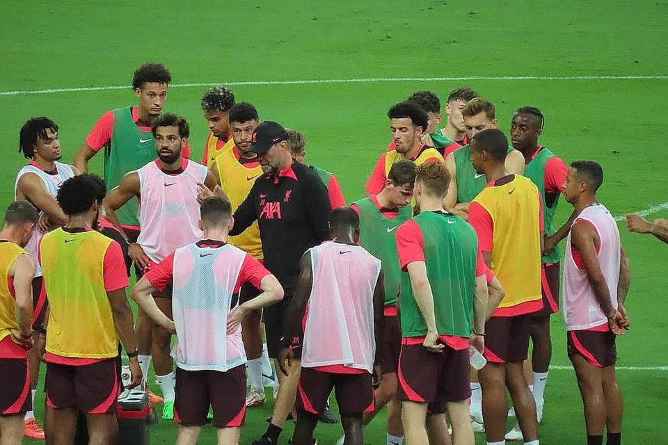SIAP SEDIA: Pengurus Liverpool, Jurgen Klopp, memberi arahan kepada pemainnya dalam satu latihan terbuka di Stadium Negara malam semalam. - Foto BH oleh ZULAIQAH ABDUL RAHIM