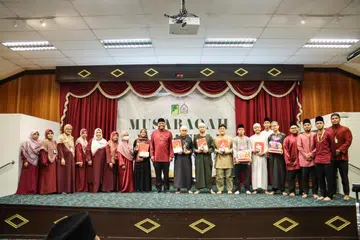 Pengerusi Eksekutif Masjid Ar-Raudhah, Encik Zuraimi Abdul Basheer (kesembilan dari kiri), bersama peserta ‘Musabaqah Murottal Al-Quran 2025’, asatizah daripada Unit Raudhatul Al-Quran, Unit Dakwah, serta kakitangan Masjid Ar-Raudhah.