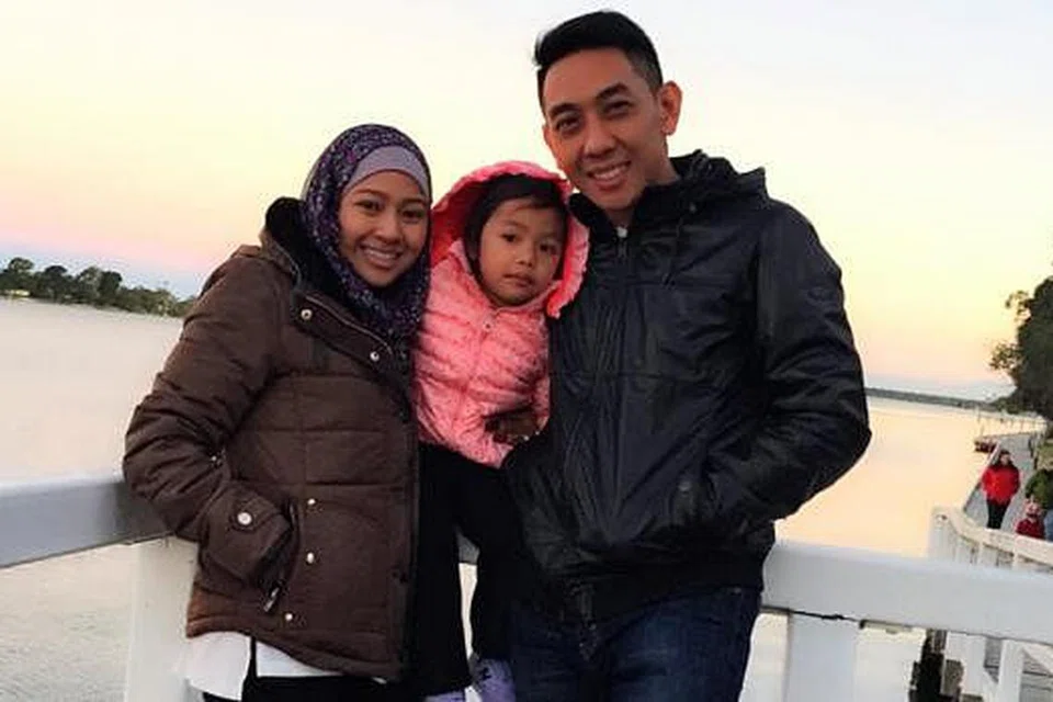 KELUARGA BARU: Sarah Aqilah bernikah kali ketiga baru-baru ini dengan Encik Mohammad Jabbaar Kamsani. Mereka bersama anak Sarah, Nur Ayra Eiliyah Mohd Sahri, ketika ke Melbourne. - Foto ihsan SARAH AQILAH 