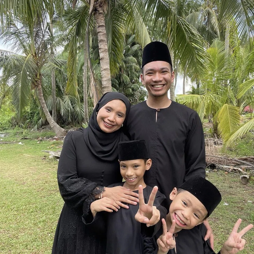 Apabila Koswe ditutup disebabkan pandemik Covid-19, Cik Nurul Khairiyah M Jali tidak dapat melihat suaminya, Encik Indra-tullah Budiman, dan dua anak mereka, Irfan Naeel Indra-tullah (tengah) dan Izz Naeel Indra-tullah.
