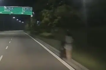 Seorang wanita dirakam sedang menolak kereta sorang bayi pada 2.30 pagi di Ekspreswe Kranij (KJE).