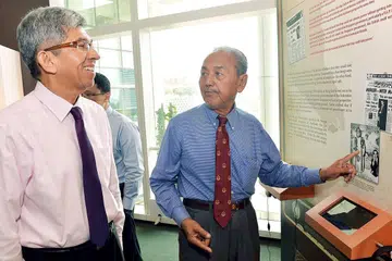 IMBAS PENGORBANAN PEMIMPIN GENERASI LALU: Dr Yaacob Ibrahim (kiri) dengan mantan AP Mahmud Awang (kanan) semasa pelancaran pencetakan semula buku 'The Battle For Merger' yang diadakan di Perpustakaan Negara pada 9 Oktober 2014. Pameran berkaitan buku itu juga diadakan di situ.