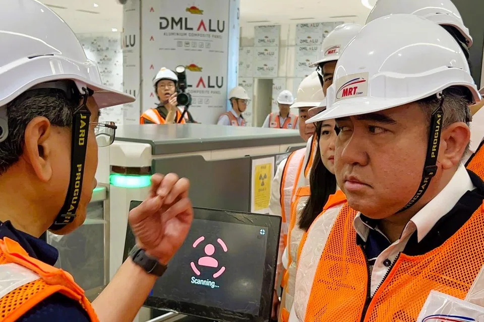 Menteri Pengangkutan Malaysia, Encik Anthony Loke (kanan), mendengar taklimat berkaitan saringan keselamatan bagi projek Laluan Sistem Transit Laju Johor Bahru-Singapura (RTS Link).