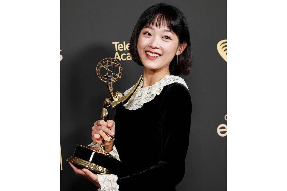 IMPIAN MENJADI KENYATAAN: Lee Yoo-mi bergambar dengan trofi Anugerah Emmy bagi kategori Pelakon Undangan Cemerlang dalam Siri Drama untuk 'Squid Game' di Los Angeles pada 16 September lalu. - Foto AFP