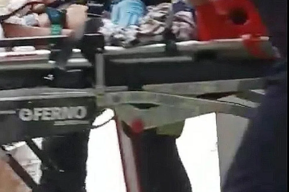 DIUSUNG: Encik Miskiman Maakip diusung pegawai paramedik selepas kejadian di kawasan berumput berhampiran Blok 5 Beach Road pada Ahad, 13 September 2020. - Foto-foto FACEBOOK