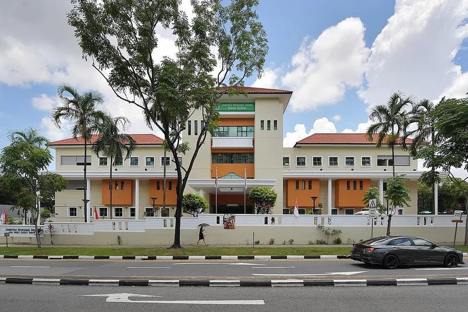 KELOMPOK BARU: Kelompok baru Covid-19 terbentuk di Rumah Penjagaan Jamiyah dan Rumah Penjagaan Orange Valley kelmarin, dengan setiap kelompok mempunyai 13 kes. Kesemua 13 kes di Orange Valley di Simei adalah penghuninya, manakala kes di Rumah Penjagaan Jamiyah di West Coast Drive melibatkan 10 penghuni dan tiga kakitangan. - Foto-foto BH oleh KEVIN LIM