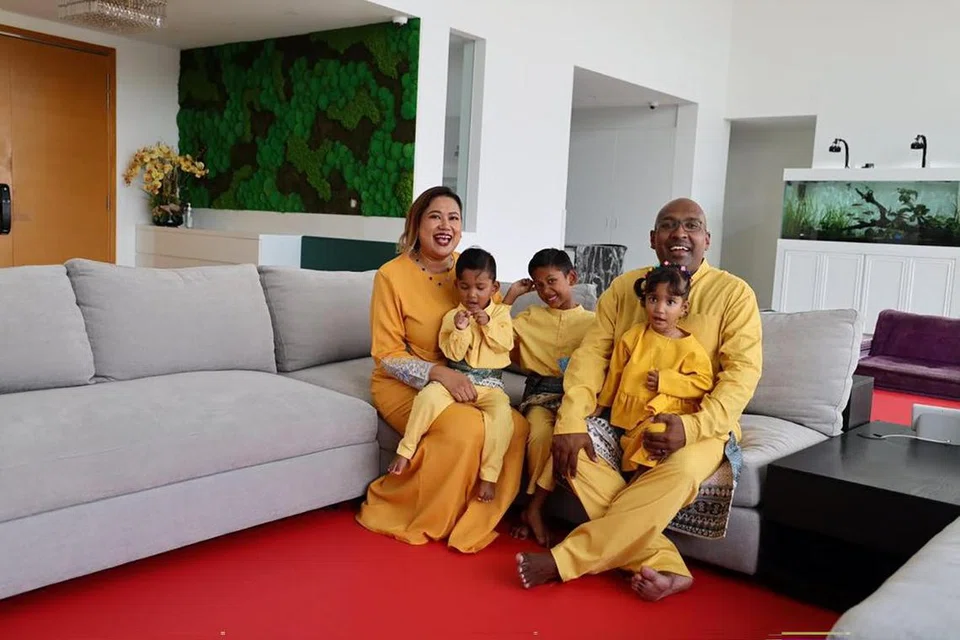 PERLU BERFIKIR SECARA LOGIK: Cik Rafidah Jalil (kiri) dan Encik Mimrah Mahmood (kanan) bersama tiga anak mereka yang dikurniakan selepas menjalani rawatan IVF selama lebih lima tahun secara keseluruhan. 