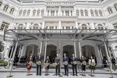 ERA BARU: Perwakilan dari Hotel Raffles Singapura dalam majlis memotong reben petanda bermulanya lembaran baru bagi hotel ikonik ini. - Foto HOTEL RAFFLES