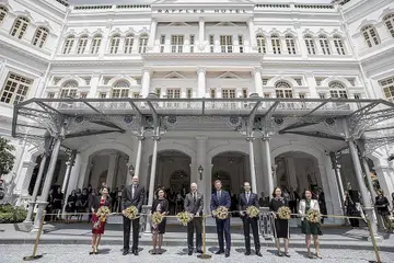 ERA BARU: Perwakilan dari Hotel Raffles Singapura dalam majlis memotong reben petanda bermulanya lembaran baru bagi hotel ikonik ini. - Foto HOTEL RAFFLES