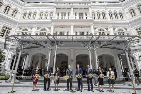 ERA BARU: Perwakilan dari Hotel Raffles Singapura dalam majlis memotong reben petanda bermulanya lembaran baru bagi hotel ikonik ini. - Foto HOTEL RAFFLES