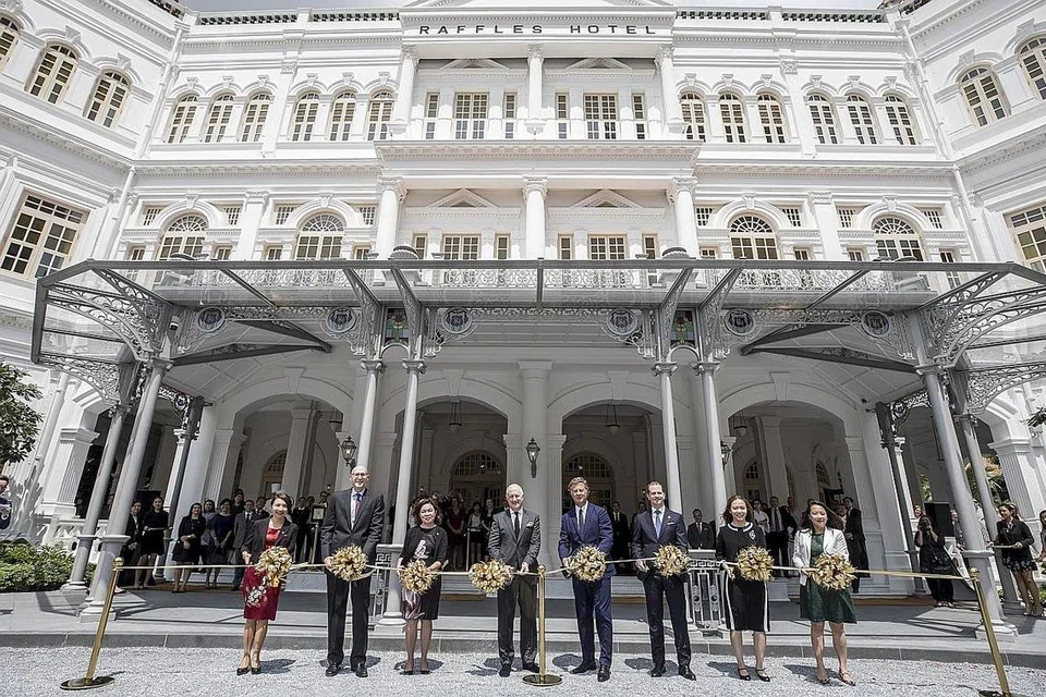 ERA BARU: Perwakilan dari Hotel Raffles Singapura dalam majlis memotong reben petanda bermulanya lembaran baru bagi hotel ikonik ini. - Foto HOTEL RAFFLES