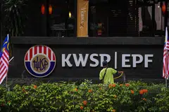 LABUR DI BURSA SAHAM: Daripada jumlah dana KWSP sebanyak RM1.1 trilion, purata pelaburannya dalam pasaran domestik adalah 64.9 peratus yang mana 24.4 peratus dalam ekuiti tersenarai domestik. 