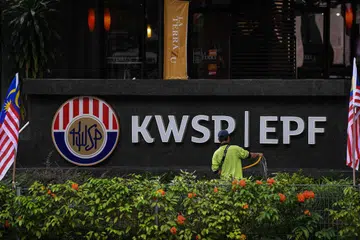 LABUR DI BURSA SAHAM: Daripada jumlah dana KWSP sebanyak RM1.1 trilion, purata pelaburannya dalam pasaran domestik adalah 64.9 peratus yang mana 24.4 peratus dalam ekuiti tersenarai domestik. 
