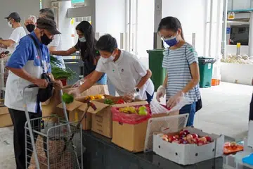 AMALAN DIGALAK ISLAM: Buah-buahan dan sayur-sayuran diagih kepada penduduk di Blok 785A, Woodlands Rise setiap bulan. Barang-barang makanan itu diambil dari pasar borong Pasir Panjang untuk mengurangkan pembaziran makanan. - Foto fail BH