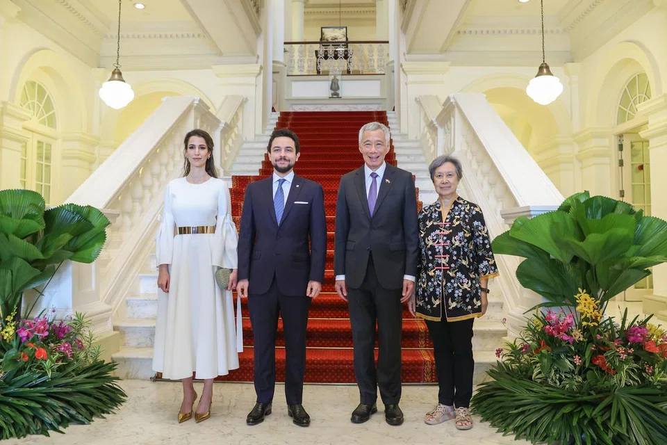 BERTEMU DI ISTANA: Encik Lee dan isteri, Cik Ho Ching (paling kanan) menjadi tuan rumah semasa lawatan rasmi Putera Mahkota Jordan, Al Hussein bin Abdullah II ke Singapura. Putera Mahkota Al Hussein ditemani isterinya, Puteri Rajwa Al-Hussein.