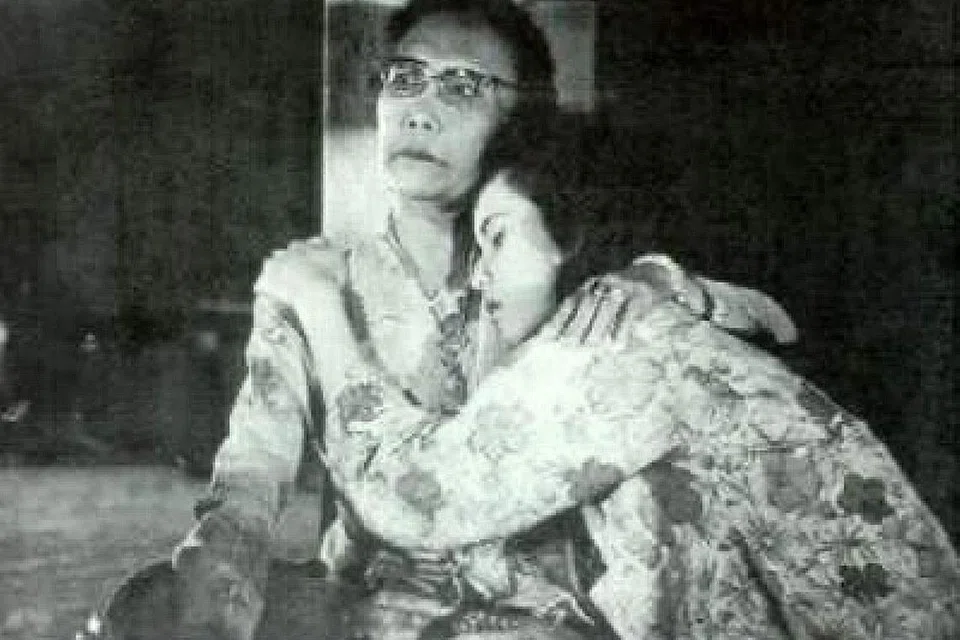 'IBU MERTUAKU': Filem yang menggandingkan Mak Dara (kiri) dan Datuk Sarimah ini antara yang boleh ditonton di Kino Lounge antara 31 Julai dengan 10 Ogos ini. - Foto SHAW ORGANISATION