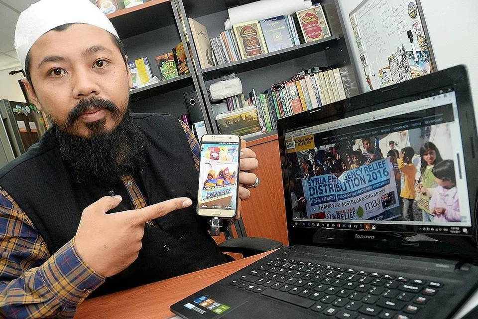 "Zakat fitrah hanya dibayar pada bulan Ramadan, dan zakat harta pula apabila ia sudah sampai tempoh setahun dan jumlah minimum yang diwajibkan zakat ke atasnya. Zakat juga hanya diberi kepada orang tertentu di bawah salah satu daripada lapan asnaf. Infak pula tidak kira masa dan boleh diberi kepada sesiapa. Bagi orang awam, cara terbaik membayar zakat ialah untuk berurusan dengan amil (pengurus zakat) diyakini, amanah dan jujur." - Ustaz Muhd Faisal Ayub, pengasas Gift Appeal Foundation.