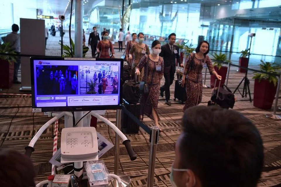 JEJAS EKONOMI: Sekatan sempadan bagi mencegah penularan wabak Covid-19 memberi kesan buruk kepada ekonomi khususnya kepada sektor pengangkutan, menyebabkan syarikat penerbangan seperti SIA terpaksa mengurangkan penerbangan dan melaksanakan langkah pengurangan kos termasuk potongan gaji bagi kakitangan kanannya serta menggalak kakitangan lain mengambil cuti tanpa gaji. 