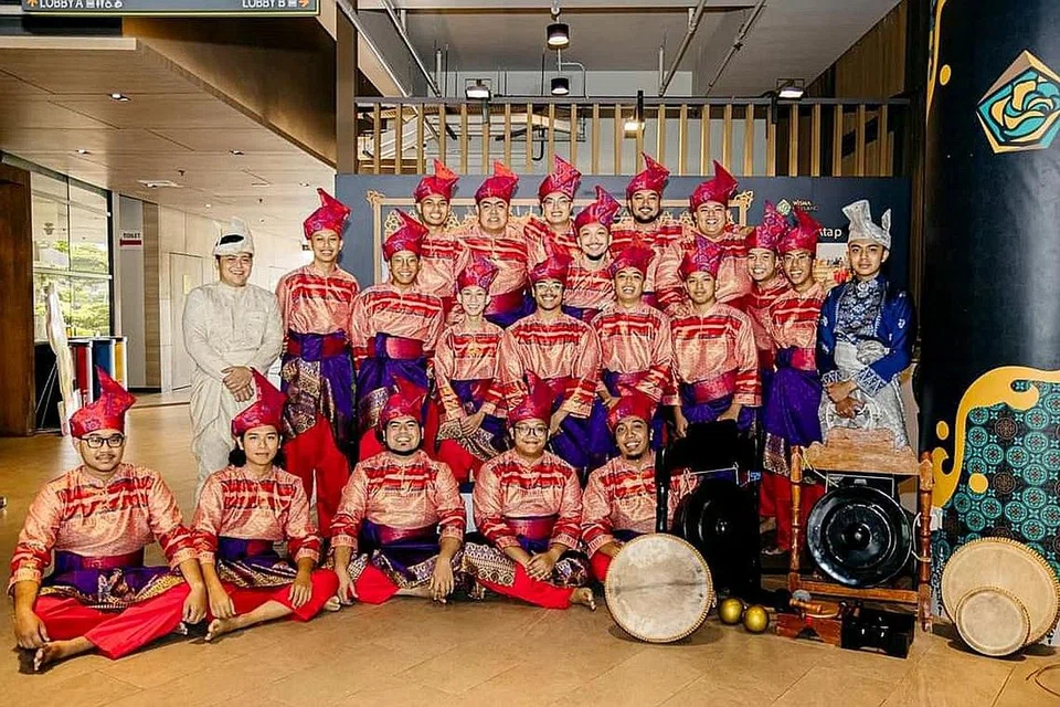 MENANG LIRIK TERBAIK: Kumpulan Langgam Sukma Sari ini dianggotai remaja dan juga para pelajar dan turut memenangi tempat ketiga. - Foto LANGGAM SUKMA SARI 