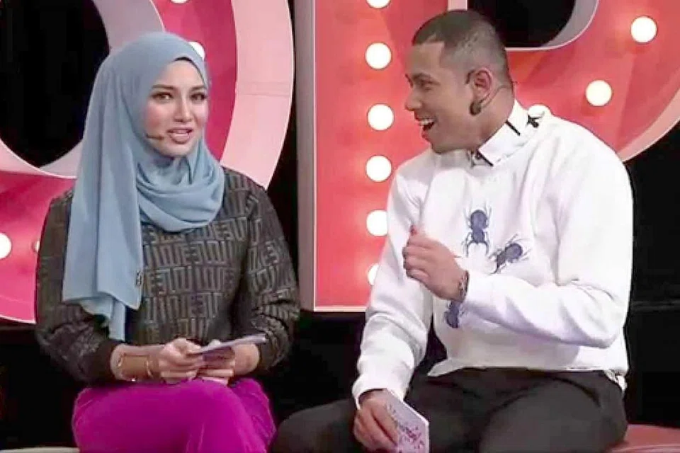TARIK DIRI DARIPADA BERTANDING: Neelofa dan Nabil, pengacara program bual bicara popular MeleTOP Astro, mengambil keputusan menarik diri daripada bertanding dalam Anugerah MeleTOP Era 2019 (AME2019) demi memberi laluan kepada artis lain. - Foto ASTRO