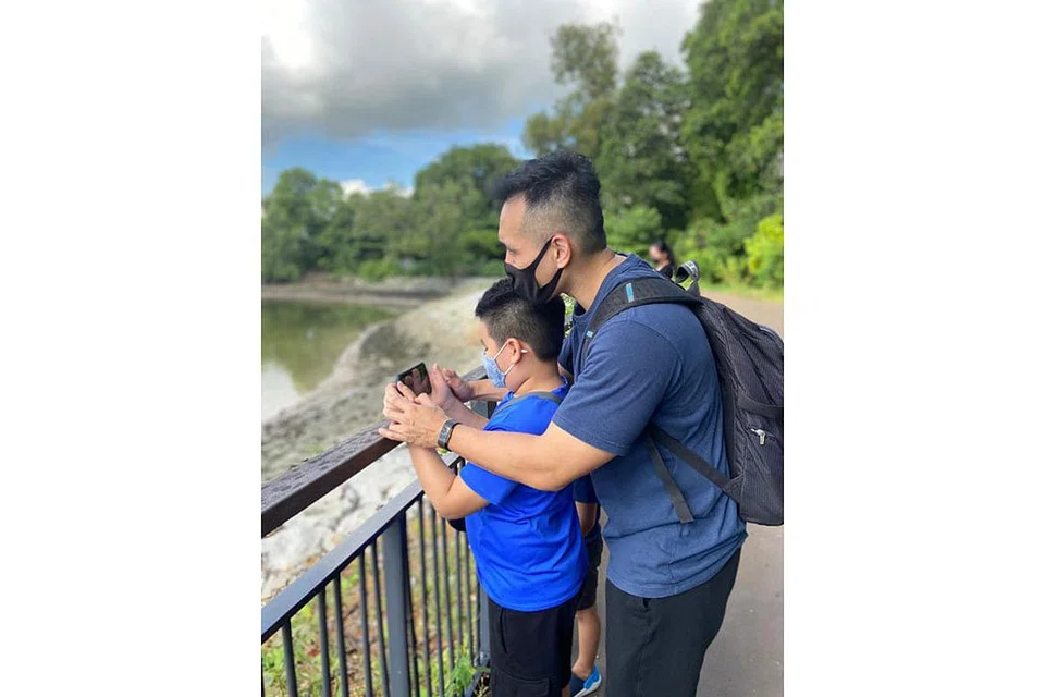 BANYAK TEMPAT MENARIK: Disebabkan tidak boleh ke luar negara Encik Sharul membawa keluarganya keliling Singapura mengikut jejak warisan Perang Dunia Kedua seperti di Fort Canning, Pasir Panjang dan Labrador. - Foto ihsan MOHAMAD SHARUL MUSTAFA