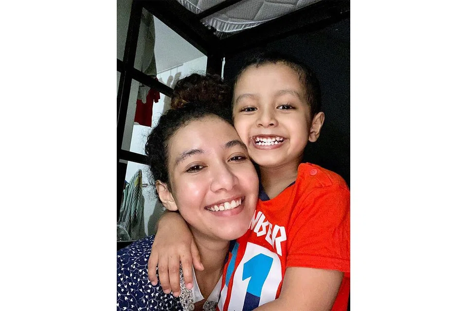 "Sukar untuk saya memberi komitmen sepenuhnya terhadap pekerjaan menjaga kedai atau kerja di kedai runcit ini kerana sebagai ibu yang mempunyai anak yang masih bersekolah, saya juga perlu bersedia sekiranya pihak sekolah memanggil dan sebagainya. Jadi, saya perlu pastikan saya menjadi seorang ibu sepenuh masa kepada anak saya dahulu sebelum perkara lain." - Cik Nurul Ashikin Seman ( bersama anaknya).- Foto ihsan NURUL ASHIKIN SEMAN