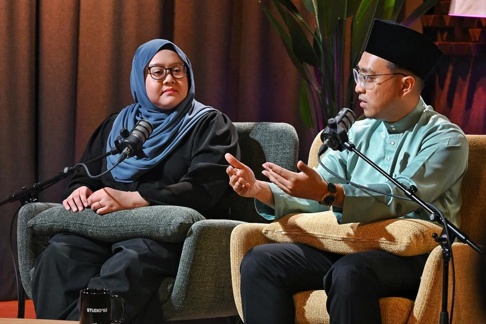 Episod pertama podcast  NoTapis dengan kerjasama CNB disertai oleh Presiden Persatuan Ulama dan Guru-Guru Agama Islam Singapura (Pergas) yang juga berkhidmat dalam Lembaga Anggota Pelawat, Perkhidmatan Penjara Singapura, Ustaz Mizi Wahid (kanan), berserta pakar ketagihan daripada Persatuan Anti-Narkotik Singapura (SANA), Cik Nasirah Nasir.